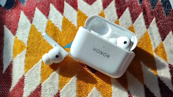 HONOR Earbuds 2 Lite aberto.