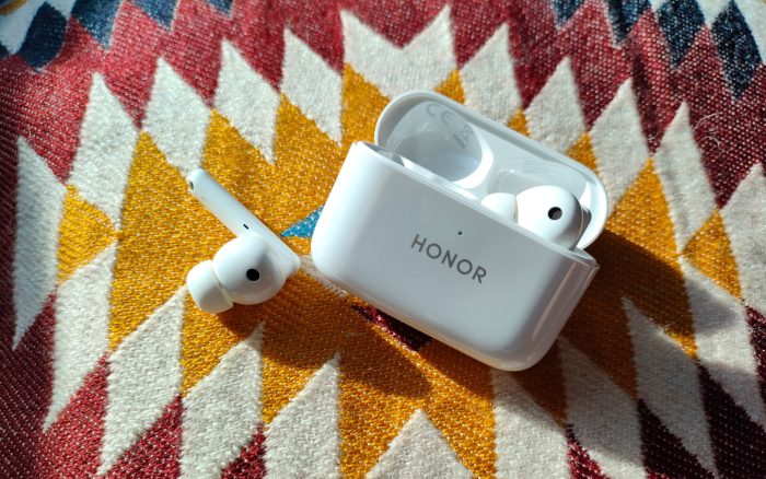 HONOR Earbuds 2 Lite aberto.