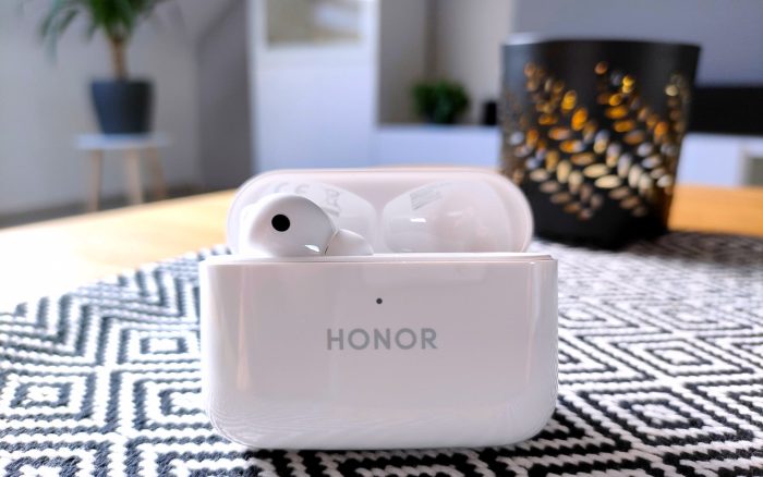 HONOR Earbuds 2 Lite i et opladningsetui.