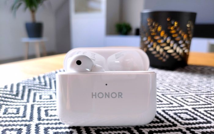 HONOR Earbuds 2 Lite σε θήκη φόρτισης.