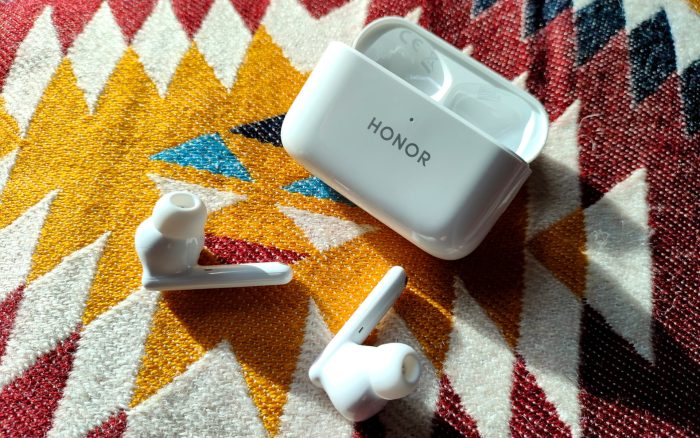 Otwarte etui ładujące HONOR Earbuds 2 Lite.