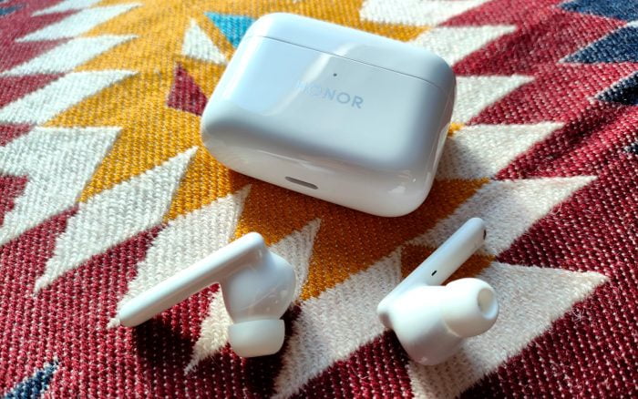 HONOR Earbuds 2 Lite med lukket opladningsetui.