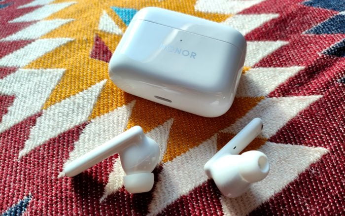 HONOR Earbuds 2 Lite com caixa de carregamento fechada.