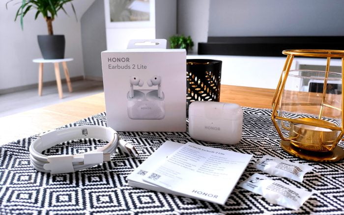 HONOR Earbuds 2 Lite leveringsomfang med opladningsetui, USB-C kabel og instruktioner.