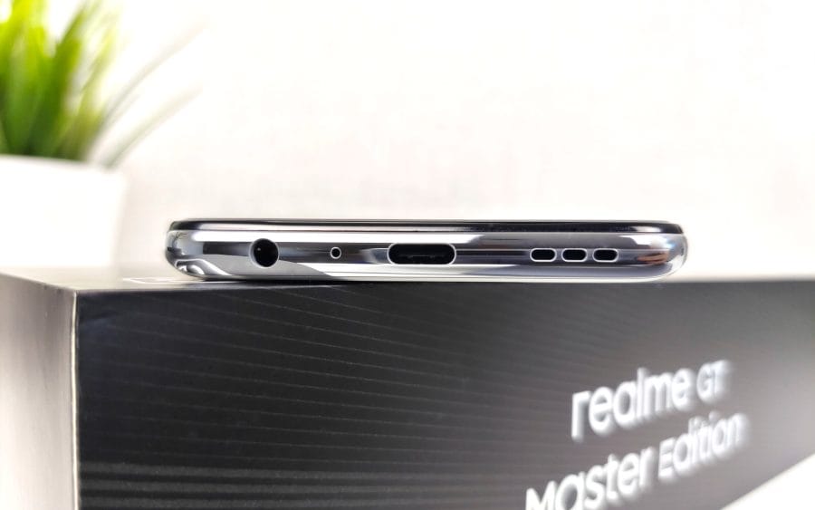 Realme GT Master Edition embaixo com USB-C, entrada para fone de ouvido e alto-falante