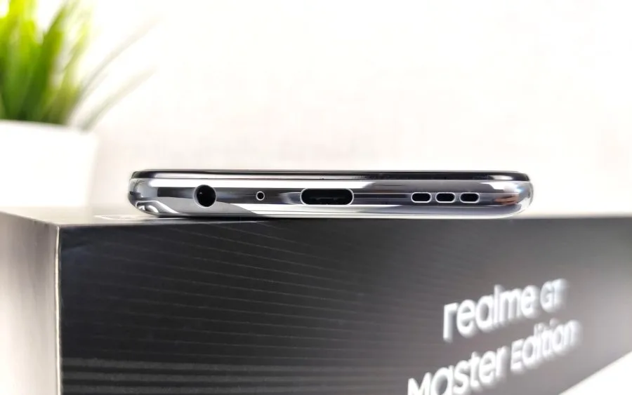 realme GT Master Edition undersida med USB-C, hörlursingång och högtalare