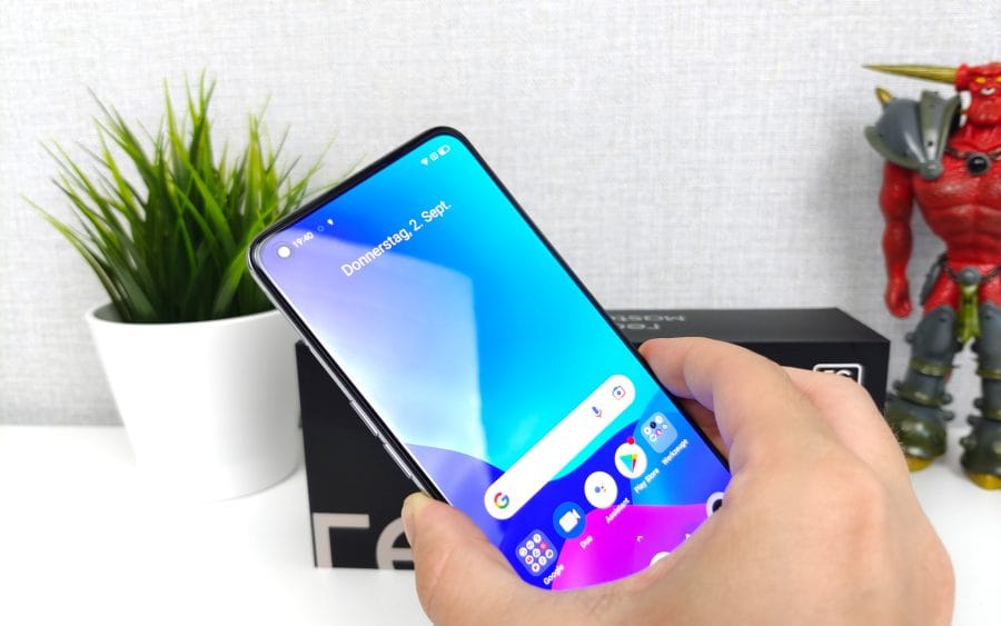 realme GT Master Edition -smarttelefon i hånden