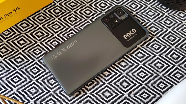 POCO M4 Pro 5G lato posteriore dall'alto