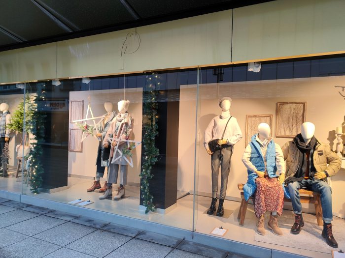 Tir d'essai de la vitrine du magasin de l'extérieur.