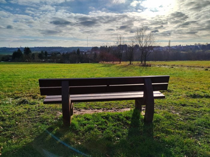 banc de test de la caméra realme GT Neo2 dans le pré