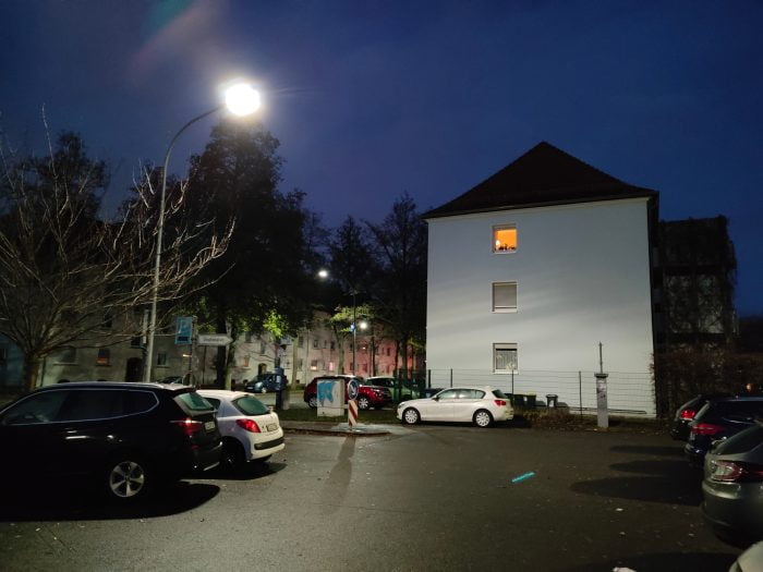 realme GT Neo2 ohne Nachtmodus auf Parkplatz