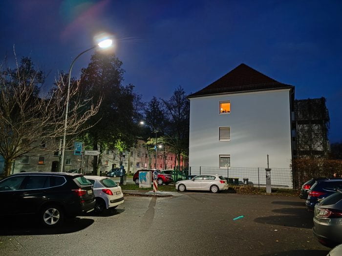 realme GT Neo2 nachtmodus op parkeerplaats