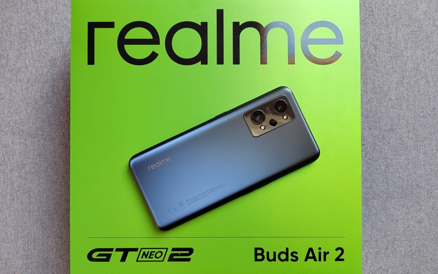 smartfon realme GT Neo2 z powrotem na pudełku.