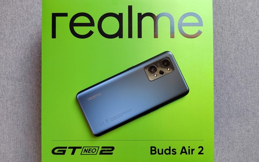 realme GT Neo2 smarttelefon tilbake på boks.