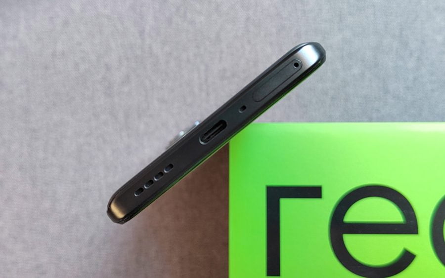 Parte inferior del teléfono inteligente realme GT Neo2 con USB-C.