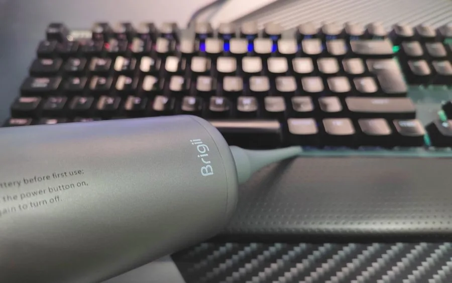 Brigii M1 reinigt Tastatur