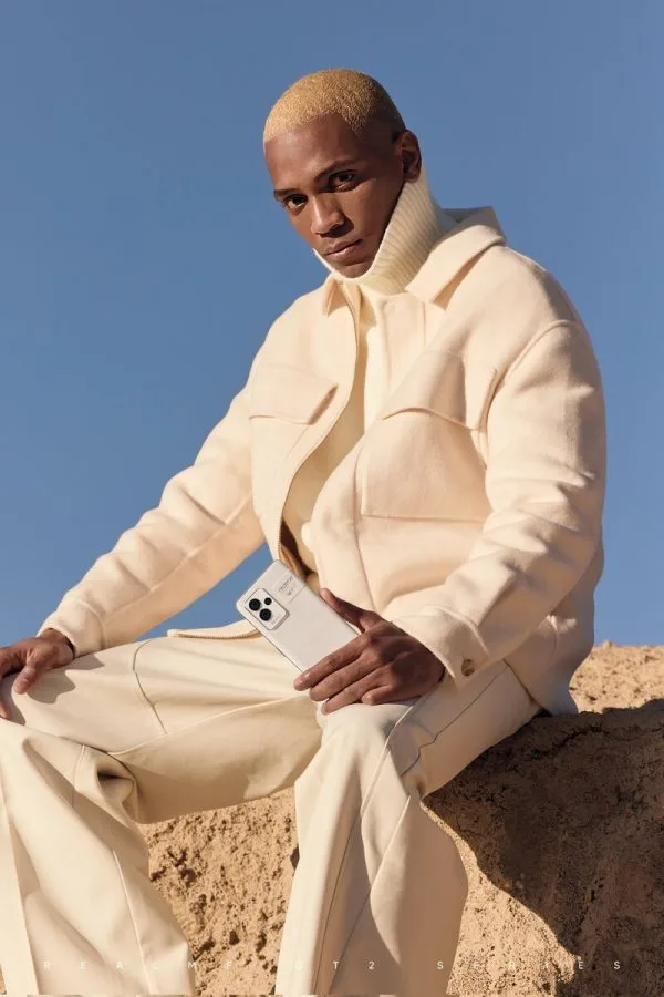 الهاتف الذكي realme GT 2 Pro ممسك باليد