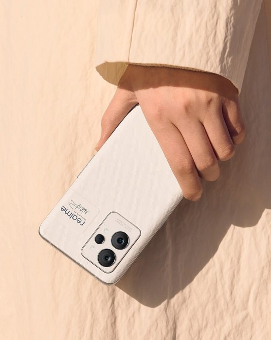 Το smartphone realme GT 2 Pro κρατιέται στο χέρι