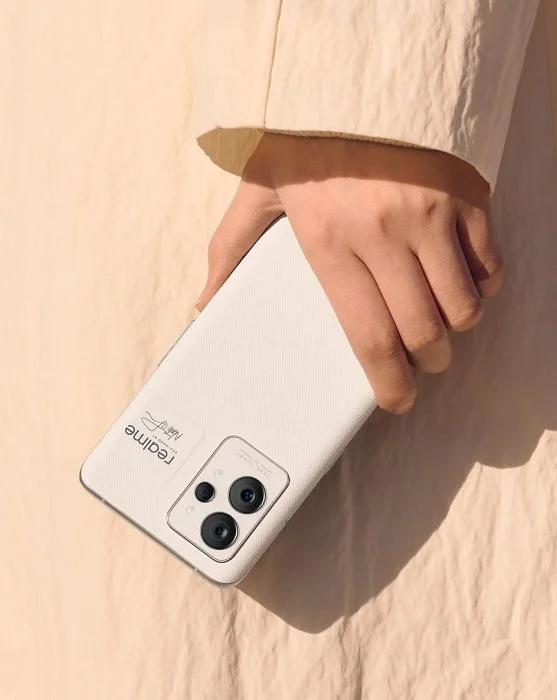 smartphone realme GT 2 Pro držený v ruce