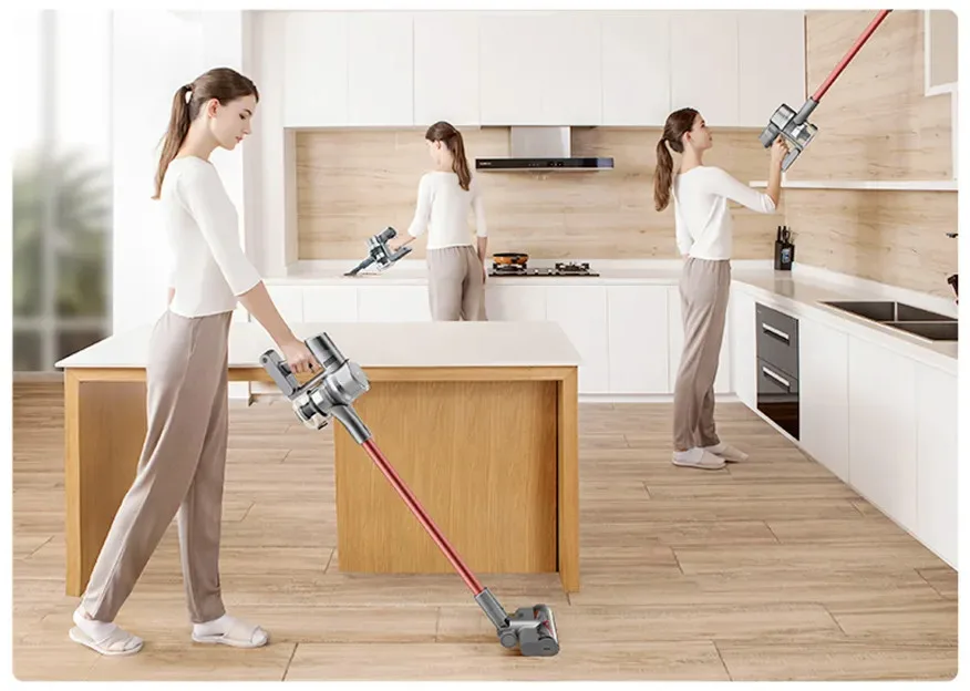 Dreame T20 donna con un aspirapolvere senza fili in mano