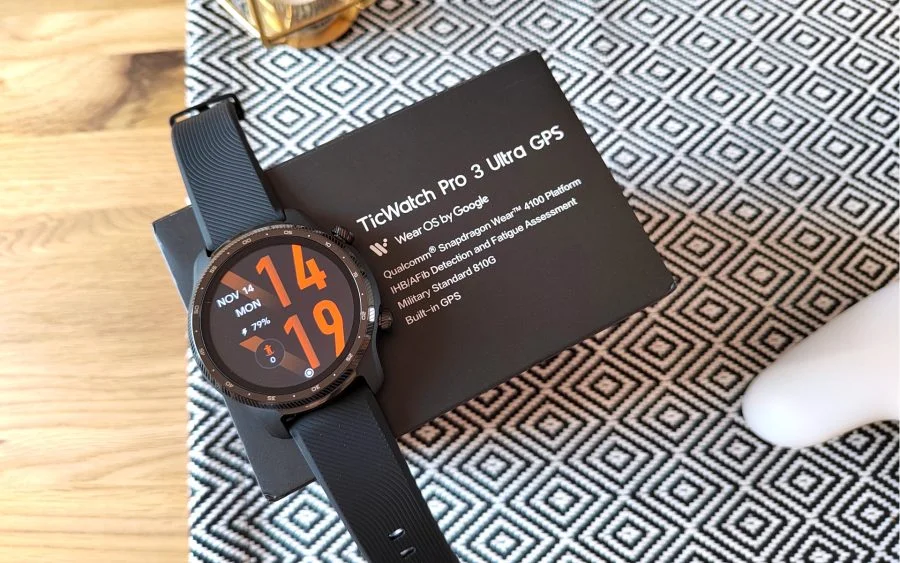 Умные часы TicWatch Pro 3 Ultra GPS лежат на упаковке