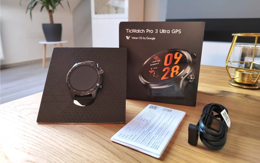 Πεδίο παράδοσης GPS TicWatch Pro 3 Ultra με smartwatch, καλώδιο φόρτισης και εγχειρίδιο χρήστη.