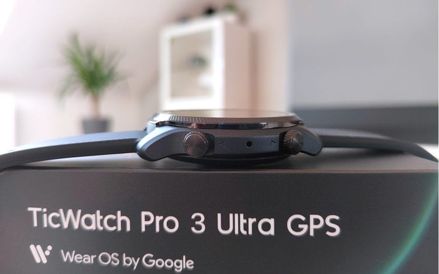 TicWatch Pro 3 Ultra GPS seitlich mit Kronen und Mikrofon