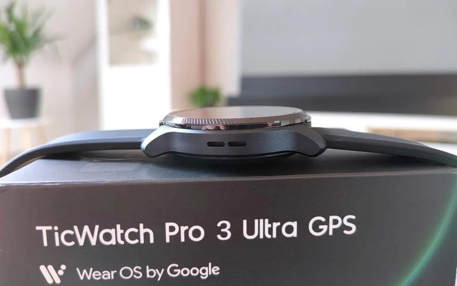 TicWatch Pro 3 Ultra GPS على الجانب مع إخراج مكبر الصوت