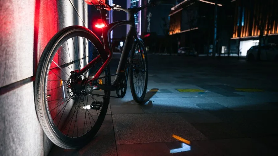 Projekce indikátorů elektrokola Urtopia na zem