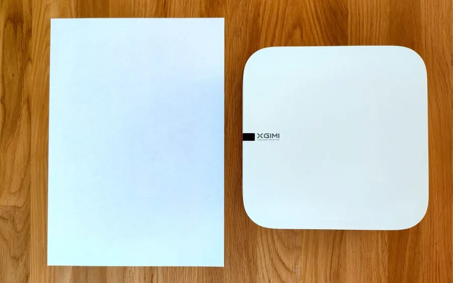 Comparison of the XGIMI Elfin with the size of a DIN A4 sheet.