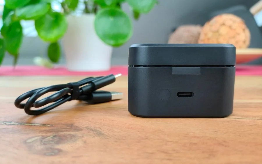 1MERE PistonBuds Pro opladningsetui bagpå med ladestik og USB-C ladekabel
