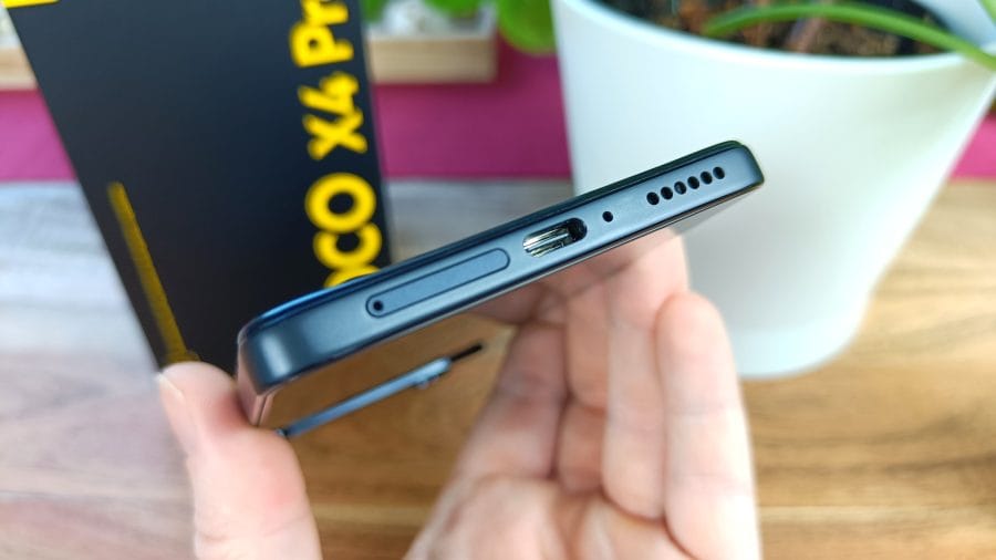 Parte inferior do smartphone POCO X4 Pro 5G com slot USB-C e SIM.