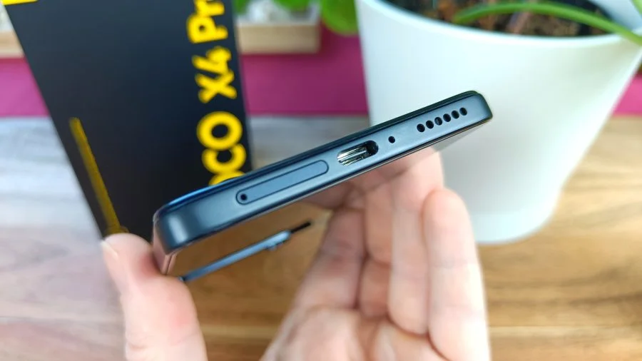 Parte inferior del teléfono inteligente POCO X4 Pro 5G con USB-C y ranura para SIM.