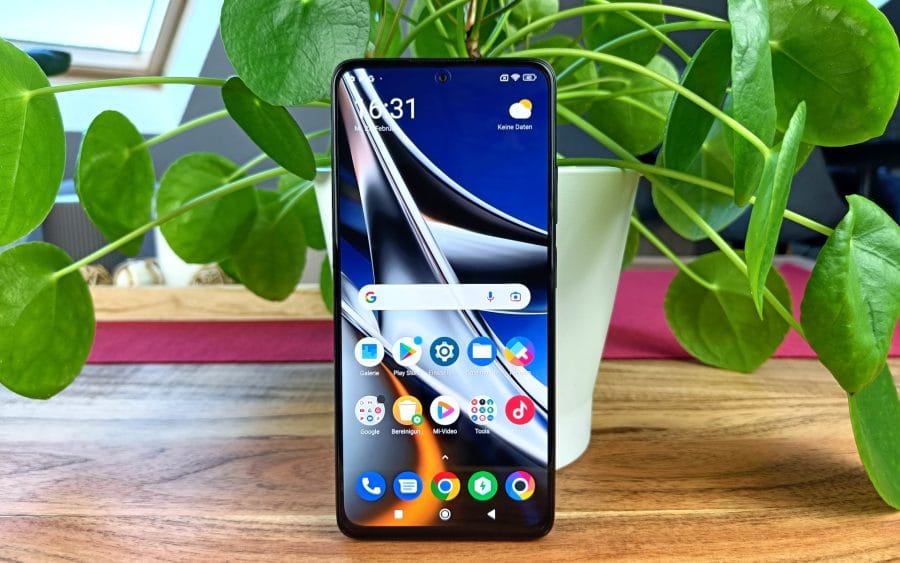 Smartphone POCO X4 Pro 5G s 6,67palcovým displejem.