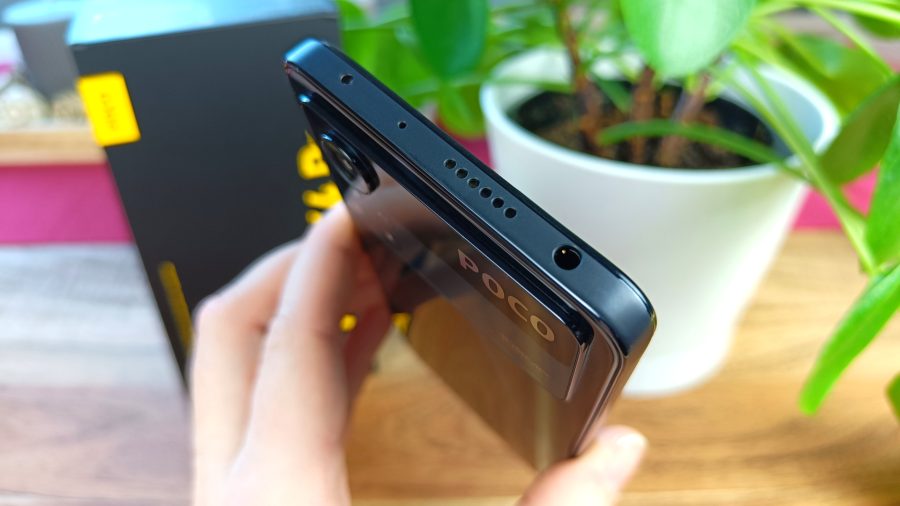 Dessus de smartphone POCO X4 Pro 5G avec prise jack 3.5 mm.