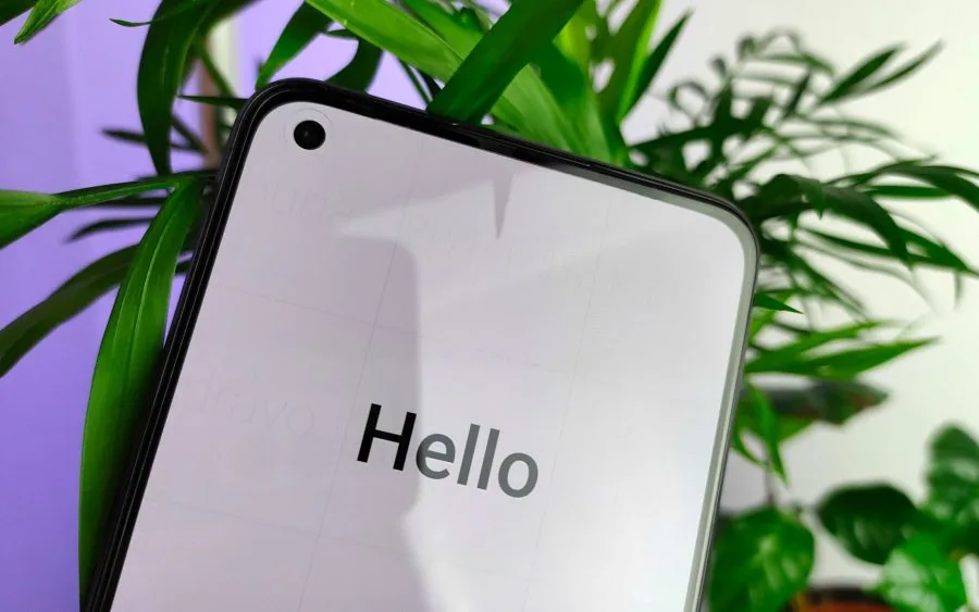 display realme 9 Pro+ con fotocamera frontale perforata