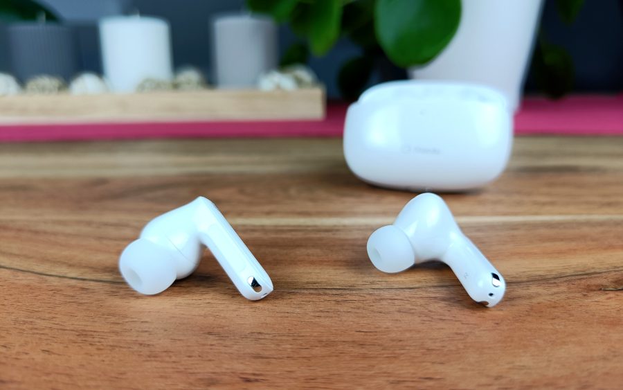 Ακουστικά XIaodu Smart Buds Pro μπροστά από τη θήκη φόρτισης