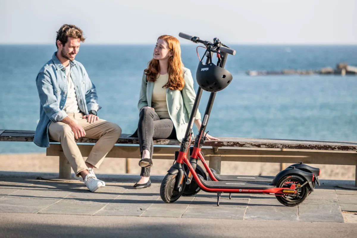 Ninebot KickScooter D18E, D28E und D38E mit Helm.