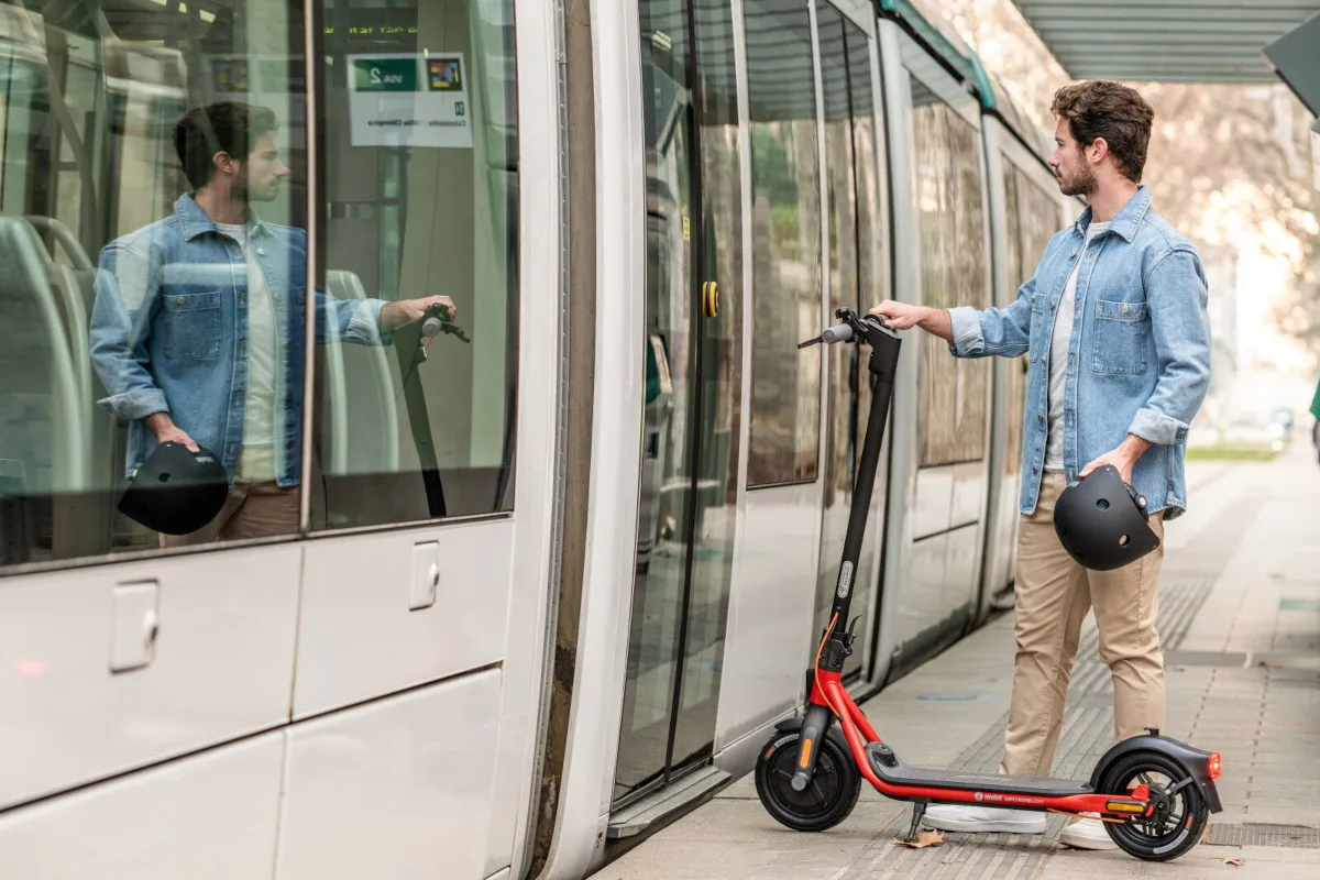 Ninebot KickScooter D18E, D28E und D38E bequem in die Bahn mitnehmen.