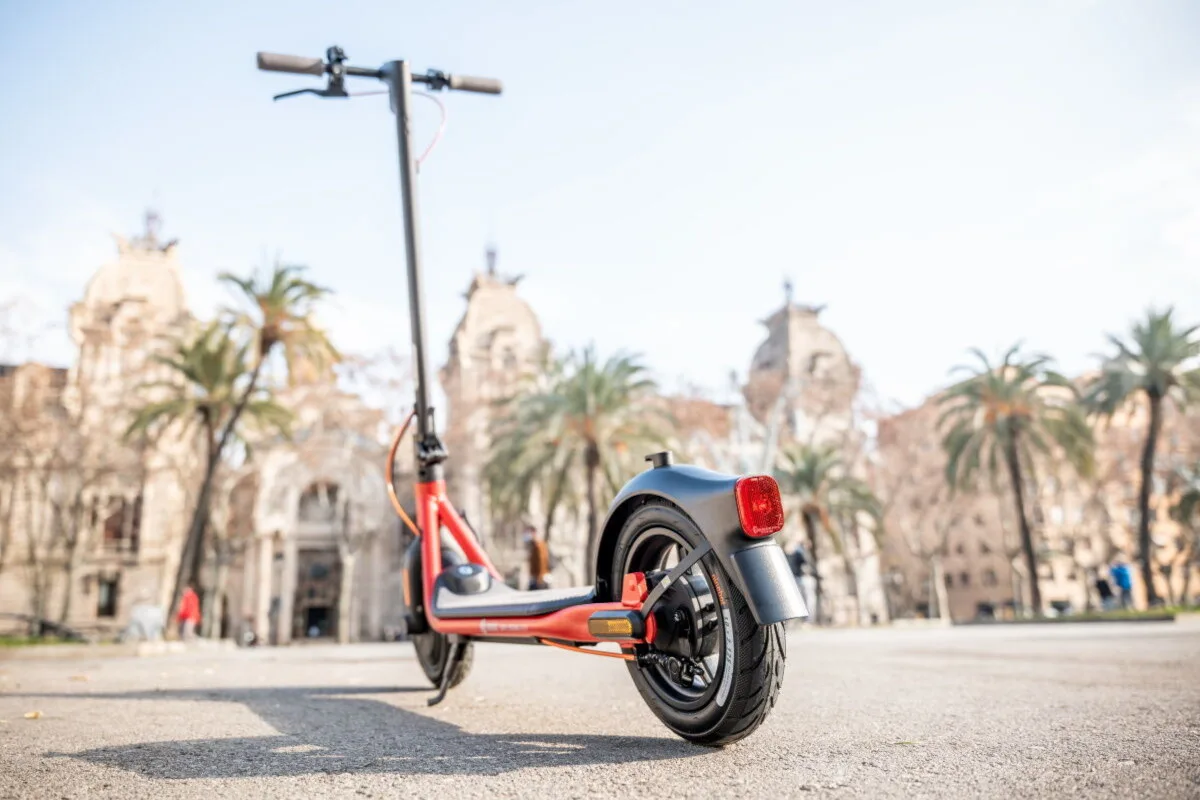 Ninebot KickScooter D18E, D28E und D38E mit Hinterradbremse und Bremslicht.