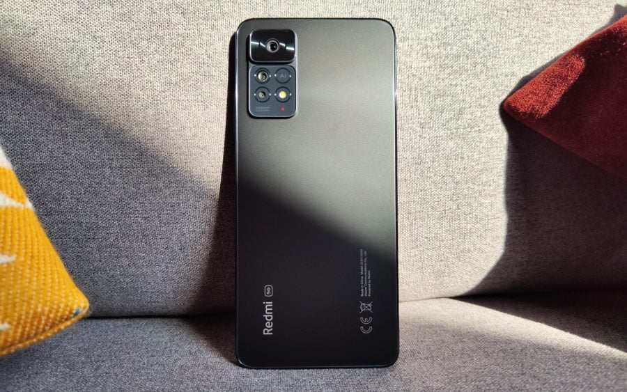 הצד האחורי של Redmi Note 11 Pro 5G באור שמש.