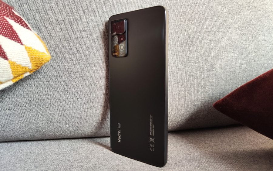 Redmi Note 11 Pro 5G stojící na zadní straně.