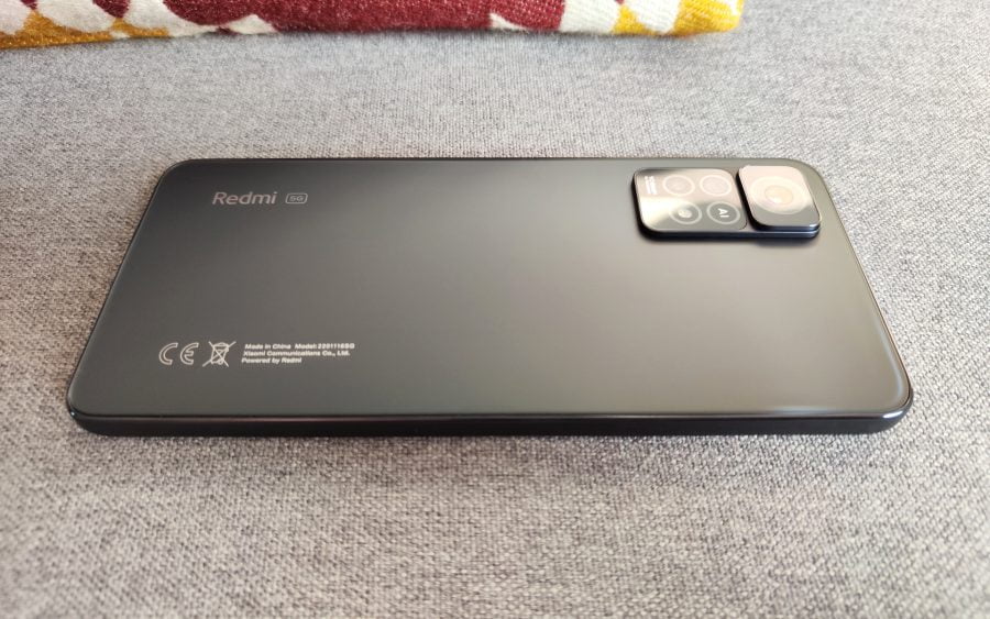 Redmi Note 11 Pro 5G con la schiena sdraiata.