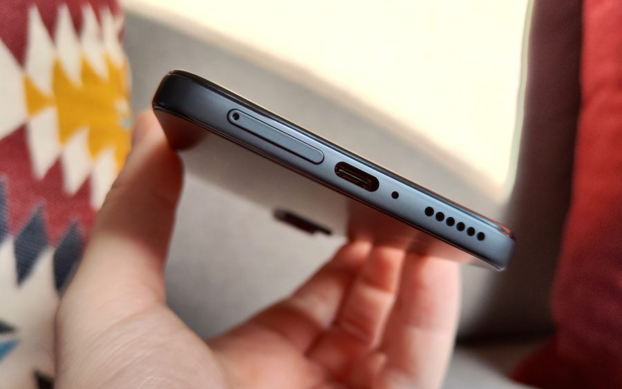 Redmi Note 11 Pro 5G zdola s konektorem USB-C, zásobníkem SIM, mikrofonem a výstupem na reproduktor.