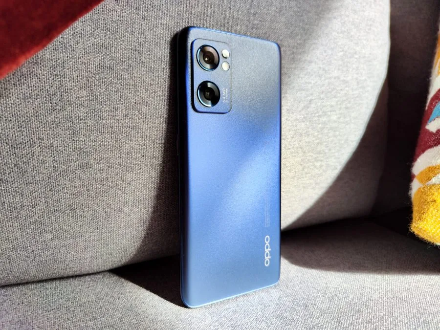 OPPO Find X5 Lite Rückseite von der Seite.