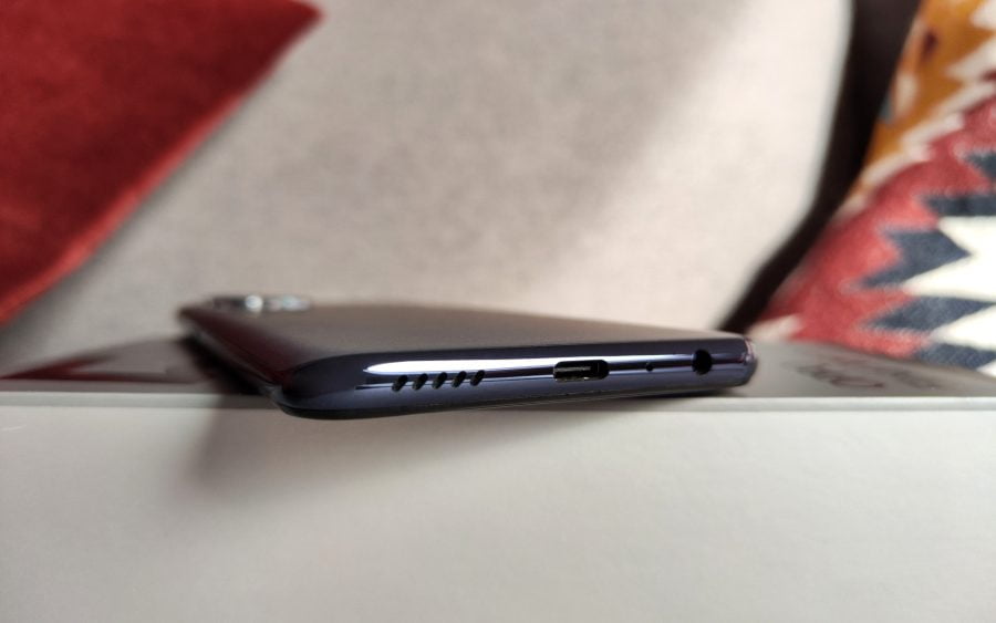 תחתית OPPO Find X5 Lite עם USB-C ושקע אוזניות.