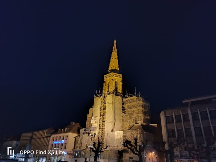 Campanile notturno di OPPO Find X5 Lite con fotocamera principale