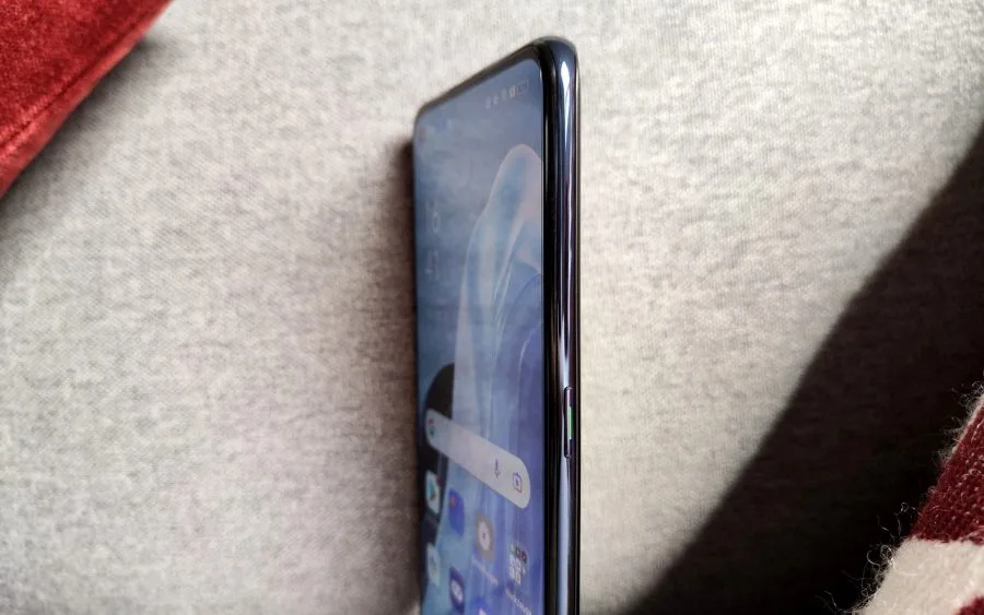 Côté OPPO Find X5 Lite avec bouton d'alimentation.