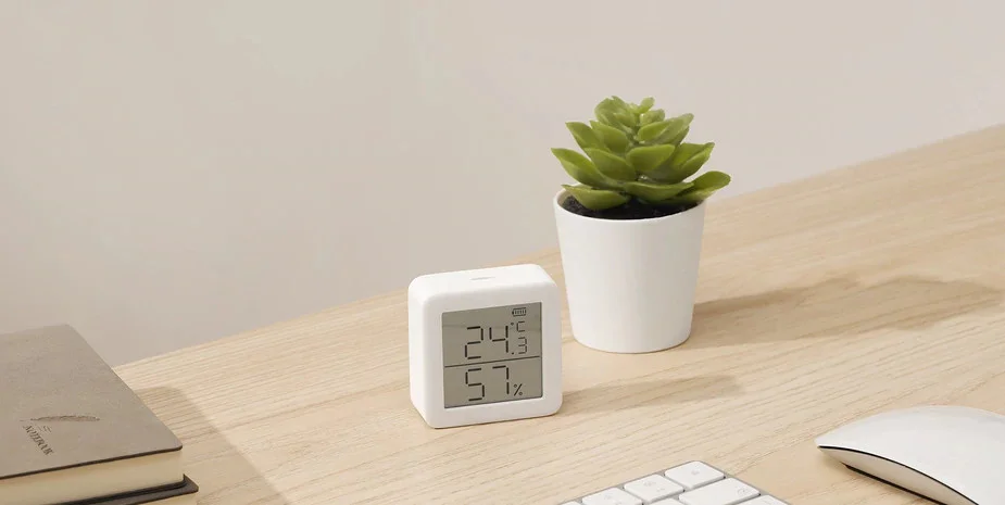 SwitchBot Meter Plus en el escritorio.