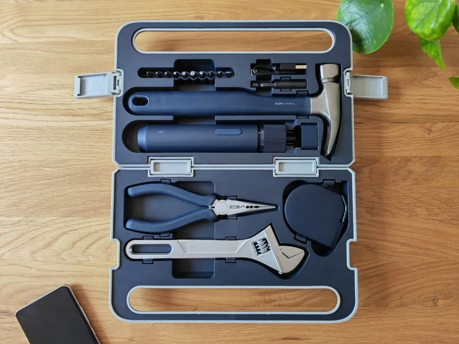 HOTO Werkzeugkasten aufgeklappt mit Werkzeug.